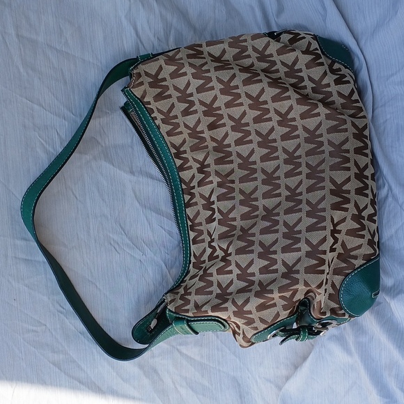 Michael Kors signature with Kelly green trim - Picture 9 of 9